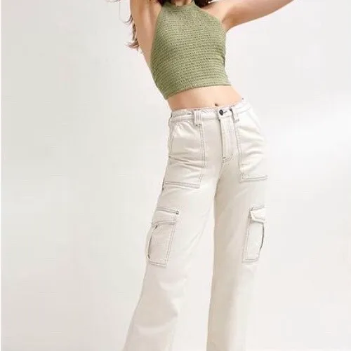 Ett par skitsnygga beiga skater jeans. I en rak modell med bruna sömmar vid fickor m.m. Snygga detaljer och i ett väldigt gott skick!! (Jag är 170) skulle säga en ungefär S. Jeans & Byxor.