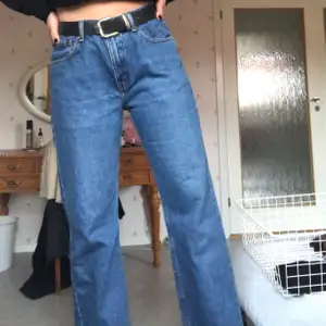 Mörk blå Levis jeans, lite större i midjan men fungerar för mindre med bälte