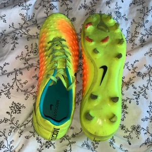 Nike Magista Opus II FG - Säljer fotbollsskor från Nike, storlek 40,5, använda 3 ggr, köpta för 660 kr, säljer för 400 kr, priset kan diskuteras:)