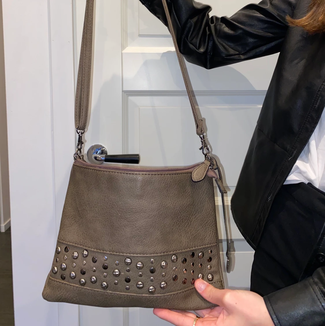 Brun axelremsväska med nitar - 91