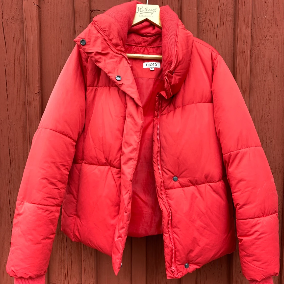Röd vinterjacka