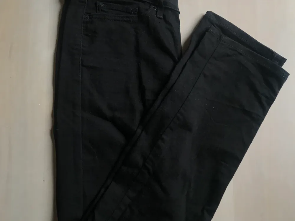 Några supernice svarta enkla jeans från Levi’s! Raka hela vägen ner och sitter finr på! . Jeans & Byxor.