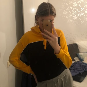 Gul-svart hoodie - Säljer min gulsvarta hoodie från H&M då jag inte använder längre. Har växt ur den. Använd några gånger men legat i garderoben det senaste året. Om man gillar hoodies som är kortare i midjan äe denna perfekt. Inga snören vid halsen. 70kr + 63kr frakt😋