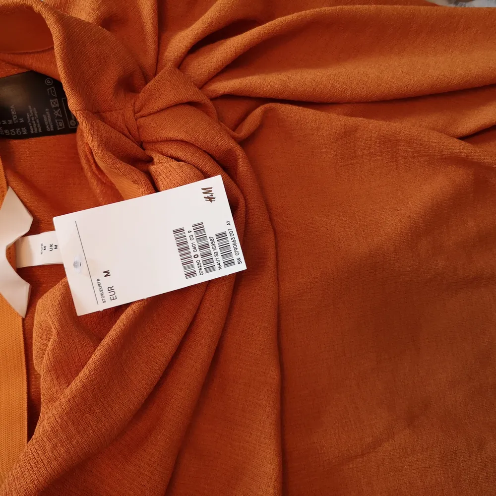 Omlottkjol med knut i sidan från H&M. Aldrig använd, lappen kvar. . Kjolar.