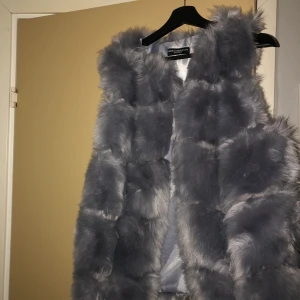 Grey Fur fax vest - Inte äkta päls, storleken är S/M