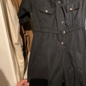 Svart jumpsuit  - Helt ny svart jumpsuit oanvänd säljs på grund av fel storlek men är jätte fin och super bra material älskar modellen och hur den skulle sitta egentligen om det skulle va rätt storlek priset går att diskutera vid snabb äffar och om du köper flera flagg från flödet