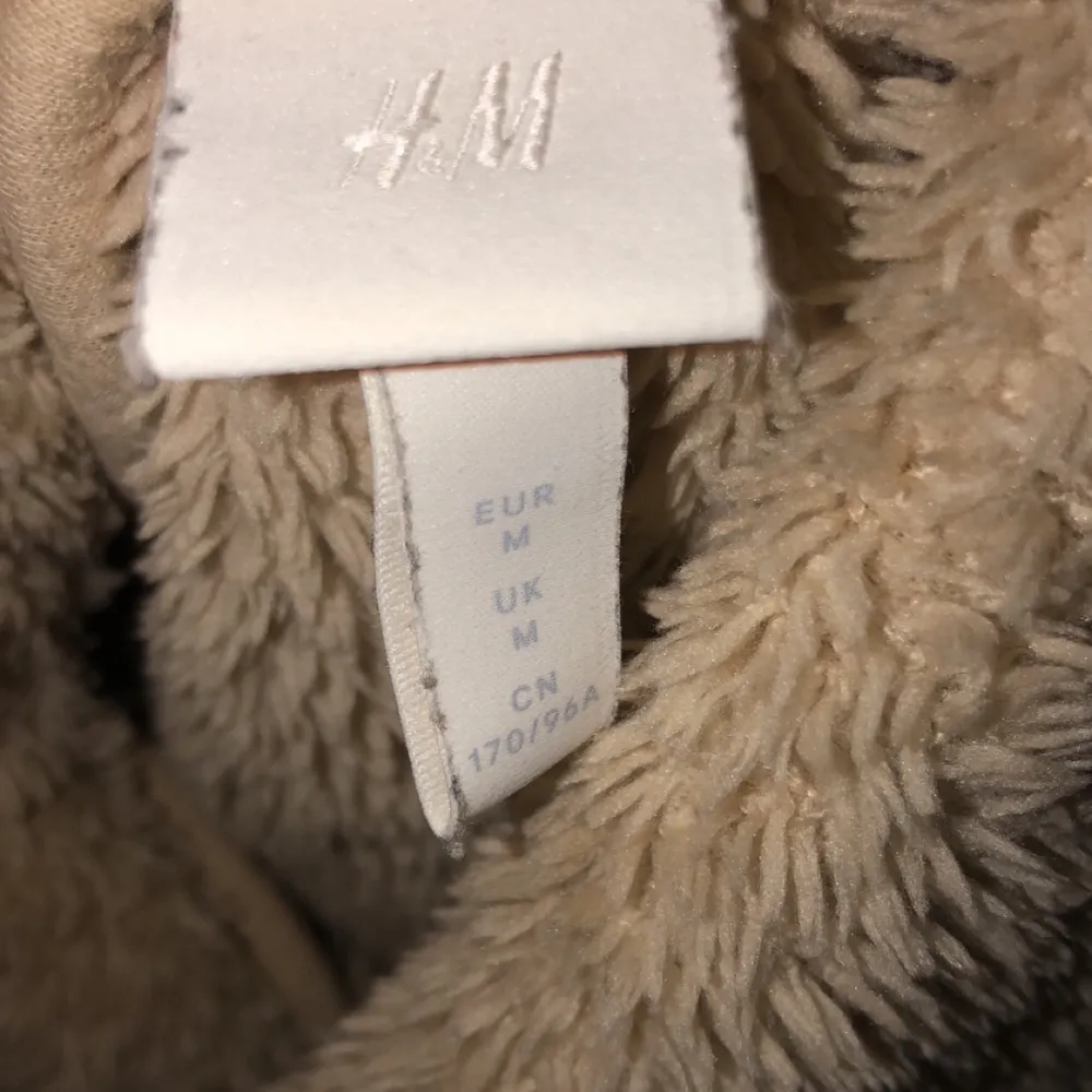 En beige teddy tröja i storlek M. Skriv för fel bilder eller vid intresse💕. Tröjor & Koftor.