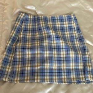 Kjol xs/s - Endast testad. Hämtas upp i värnhem, Malmö. Kan skickas, köpare står för frakt. 