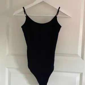 Den mest bekväma bodysuiten från brandy Melville. Hade passat storlekar från XS till M skulle jag säga eftersom materialet är väldigt stretchigt. Superfin och låg i ryggen som visat i bilden. Säljer för 110kr, köpare står för frakt 