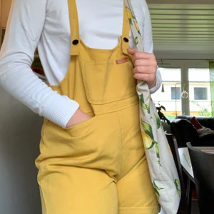 Hängselbyxor  - Säljer dessa svin coola hängsel byxor, så unika! Skriv för fler bilder🥰 Brukar själv ha S/ M och dessa är lite tajta på mig!