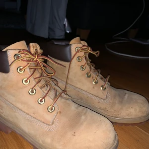 Skor - Timberland skor säljer dom nu på grund av att jag har växt ur dom. Använda och lite fläckar som kan gå att få bort. Stolek 38 kan frakta eller mötas up(köparen står för frakten). Nytt pris=1500