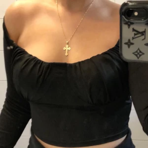Topp - Supergullig topp i storlek S som är oanvänd (endast testad) ❤️ Går att ha både off shoulder och uppe, frakt tillkommer. Buda gärna