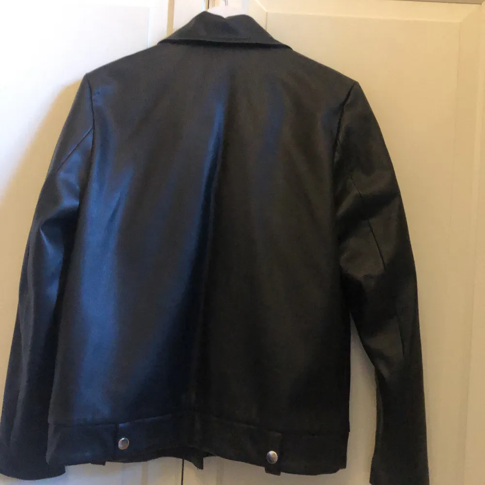Något Oversize skinnjacka Ivy Revel i nyskick. Säljer pga att jag köpt en ny skinnjacka. Storlek 34 men passar 34-38 beroende på önskad passform. Nypris 1400kr säljes för 300kr. Takit.