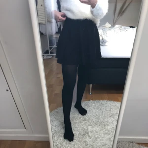 Svart kjol - Svart kjol från H&M som är perfekt nu till hösten. Storlek 36.