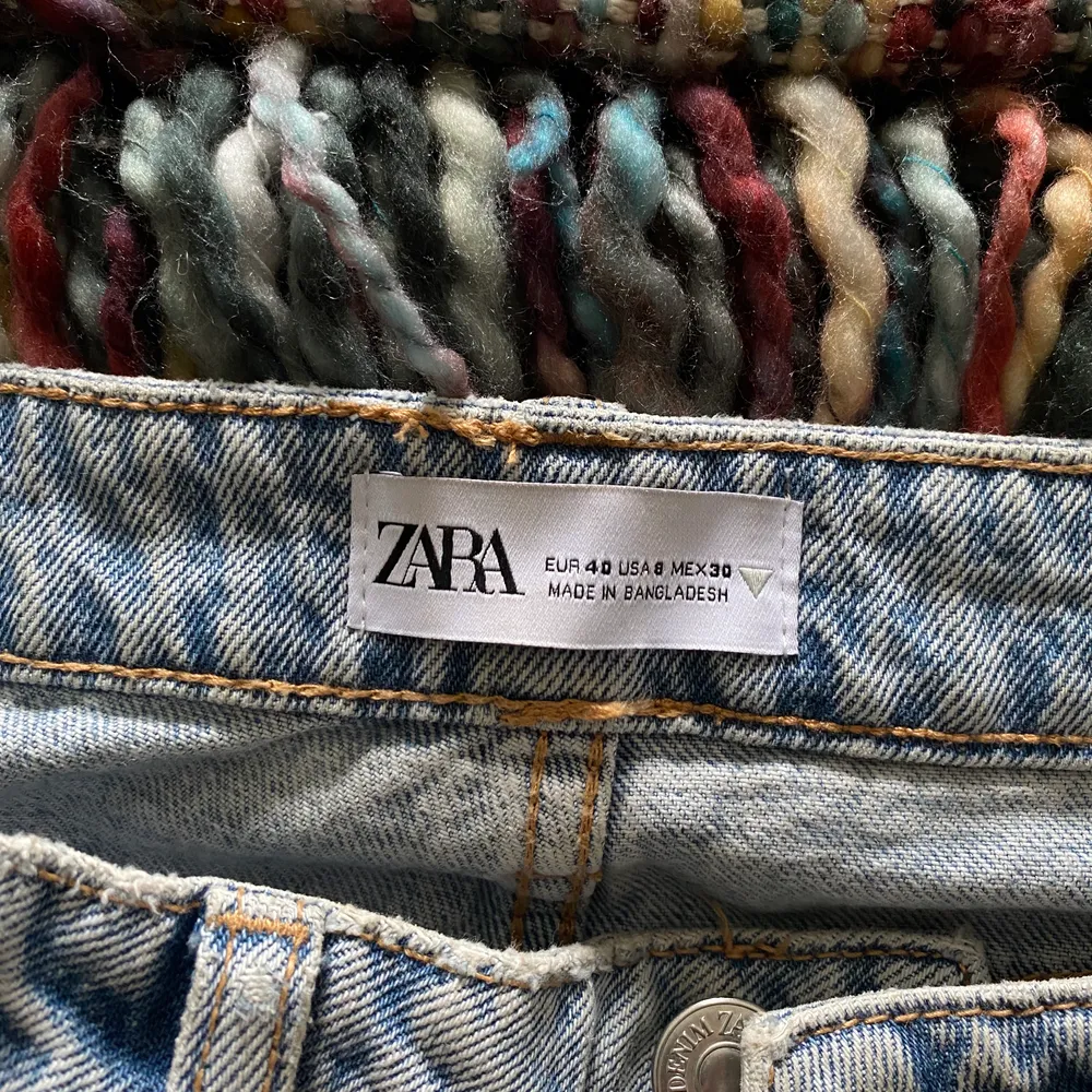 Sjukt snygga jeans från Zara, köpta förra året! Mycket bra skick då de knappast är använda. 250 kr eller högsta bud ✌🏼😃✌🏼 . Jeans & Byxor.