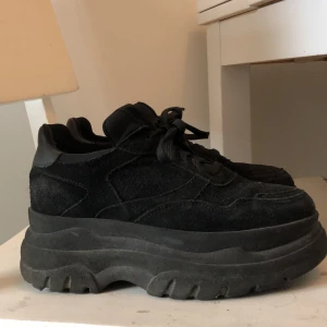 Svarta platåsneakers i äkta mocka  - Supertrendiga, svarta platåsneakers i äkta, svart mocka. Nypris 3000 kr, sparsamt använda. Säljes pga inte min stil. Pris 500 kr eller högsta bud. Priset kan diskuteras vid snabb affär 