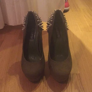  - Oanvända militärgröna klackskor med nitar och diamanter. Märke: Nelly.com 