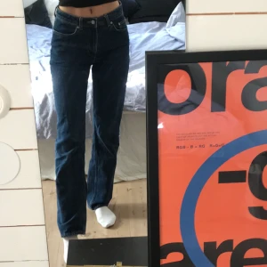 Mörka weekday jeans - Säljer dessa jeans från weekday i modellen Voyage, strl 26/32💕 är 173cm. Säljer för 150kr + frakt🥰