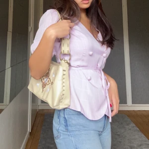 Lila blazer/kofta - Supergullig blazerinspirerad topp i pastell lila! Förslutning med knappar framtill. Kommer med ett matchande bälte som hjälper till att definera midjan och kan knytas hur hårt man vill. Endast använd ett fåtal gånger! Köparen står för frakt💜💜