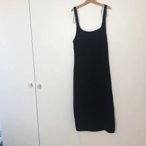 Zara klänning - Säljer en nyköpt klänning från Zara perfekt för fest, prislapp finns kvar nypris ca 300kr, köparen står för frakt