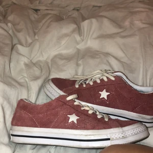Converse one star - INTRESSEKOLL! Mina fina Converse som tyvärr aldrig blivit använda av mig. Köptes av någon på plick som sa att de var använda ett par gånger bara! Jättefina i bra skick❤️ Nypris: 850kr 