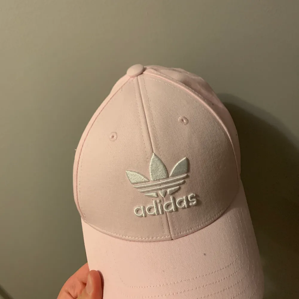 Rosa keps från Adidas . Aldrig använd, endast testad. Säljes pga inte min stil. Nypris 190 kr. . Accessoarer.