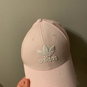 Adidas - Rosa keps från Adidas . Aldrig använd, endast testad. Säljes pga inte min stil. Nypris 190 kr. 