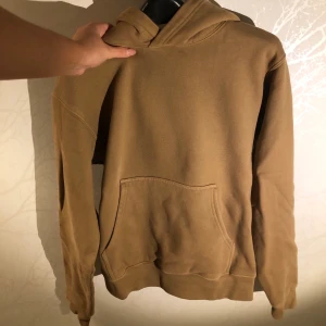 Hoodie Nude/Beige - En nude/beigefärgad hoodie köpt i Canada, storlek XXS och sitter normal fit på mig som har strl S/M i hoodies. Passar oversized om du har XS eller 32-34! Använd 1-2 ggr max