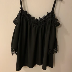 Off shoulder topp  - Jättefin off shoulder topp från Missäy! 🥰 använd 1 gång. Säjs pga. Används inte. Det är storlek S men om du har storlek M passar den oxå. Nyrpis 300 kr 