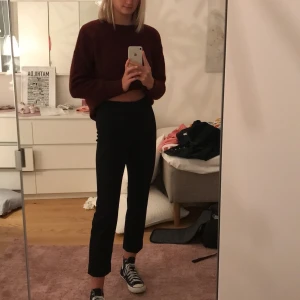 Perfekta svarta kostymbyxor - Jag säljer dessa magiska svarta kostymbyxor då de är för små för mig. Använts endast ett fåtal gånger, nyskick skulle jag säga. Jag är 180 cm lång. Köpta på Åhléns för 500kr, mitt pris 250kr.
