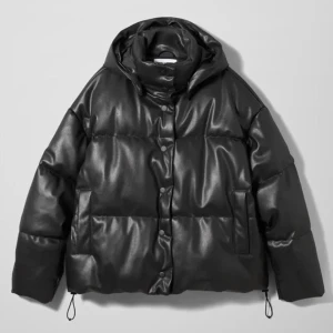 Jacka hm  - Säljer denna skinn viner jacka från hm. Jackan är i stl Xs men är Oversize satt det den passar större ⚡️⚡️ endast bud från 400kr i kommentarerna!! Jackan är slutsåld överallt, kom på dm för egna bilder (lånade bilder).                                                     Högsta bud :600kr