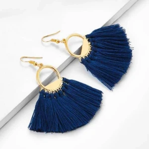 Tassle örhängen navy guld - Färg: marinblå/navy & guld.  Strl: onesize.  Helt nya örhängen. Förvarade i förpackning. Kommer ej till användning och stor garderobsrensning pågår! Fraktkostnad tillkommer, betalning via swish.