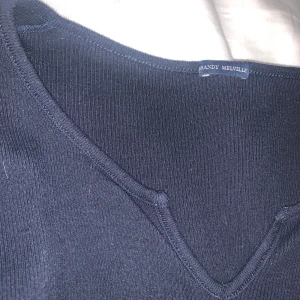 Brandy mellville  - Svart/marinblå tröja från brandy mellville, ribbad med en liten v ringning vid brösten.köpt i London för ca 300. Använd få gånger i välldigt fint skick(som ny)❤️det är one cise men passar mig som är xs