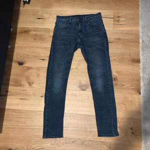 Mörkblåa levis jeans slimfit storlek 30/32 säljes för bara 130kr 