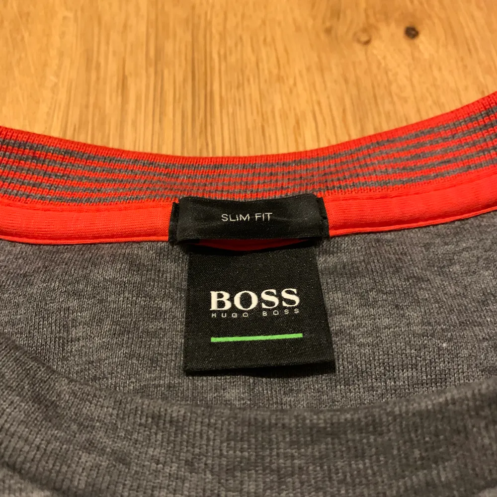 Detta är en slim fit långärmad Hugo boss tröja i storlek S säljes för 200kr.. Tröjor & Koftor.