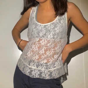 vintage spetstopp - lössittande topp med spets. väldigt bekväm och snygg i alla sammanhang. tips att ha över bikinin på sommrarna! (Går att få spårbar frakt).