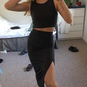 Set från Nelly  - Grått ”ribbat” det från Nelly med slitad kjol och en top. Använt 1 gång:) 