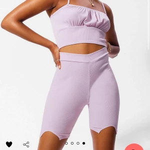 Lila topp - Säljer denna toppen från boohoo då den aldrig används tyvärr! Helt ny och aldrig använt. Skickar fler bilder vid intresse💓💕