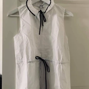 Blus från Lovisabarkman X Bubbleroom - Oanvänd blus från Lovisa Barkmans kollektion med Bubbleroom. 