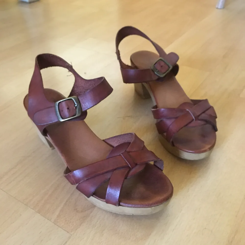 Snygga sandaletter med träklack i läder från märket ELLA. Frakt 63 kr eller hämtas i Lund. ❤️. Skor.