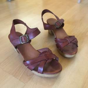 Snygga sandaletter med träklack i läder från märket ELLA. Frakt 63 kr eller hämtas i Lund. ❤️