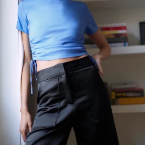 Blå zara T-shirt  - Säljer den här super snygga t-shirten ifrån Zara, använd en gång.                                                                                                    Skriv vid intresse💙.                                                                  80kr + frakt