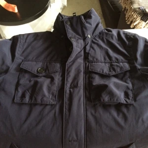 J Lindeberg Jacka - Denna jacka mycket lite använd säljes billigt- köpt på Volt, insåg att den inte var min stil! Säljes mycket billigt