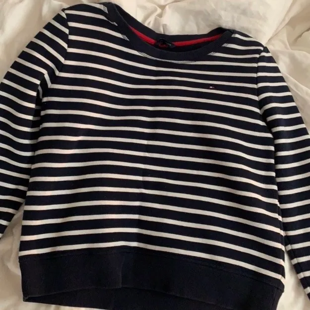 Jättefin Tommy Hilfiger sweatshirt, nästan helt oanvänd🦋💙                                  Storlek:Xs         . Tröjor & Koftor.