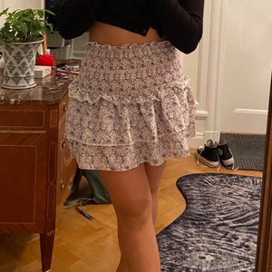 Shein kjol!!! - Så fin o mysig kjol från shein❤️ Kan användas på sommaren och med strumpbyxor! Nypris 219 plus frakt och lång väntetid. ENDAST PROVAD‼️ Storlek M men sitter som en S. Jag är 162 och den är ganska högmidjad för mig. Den är lila med vita blommor! Kan skicka närmare bild på mönstret❤️ Frakt tillkommer❤️