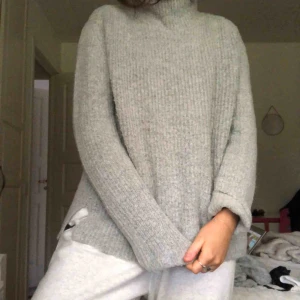  - Väldigt mjuk stickad turtleneck -ish tröja från nakd 