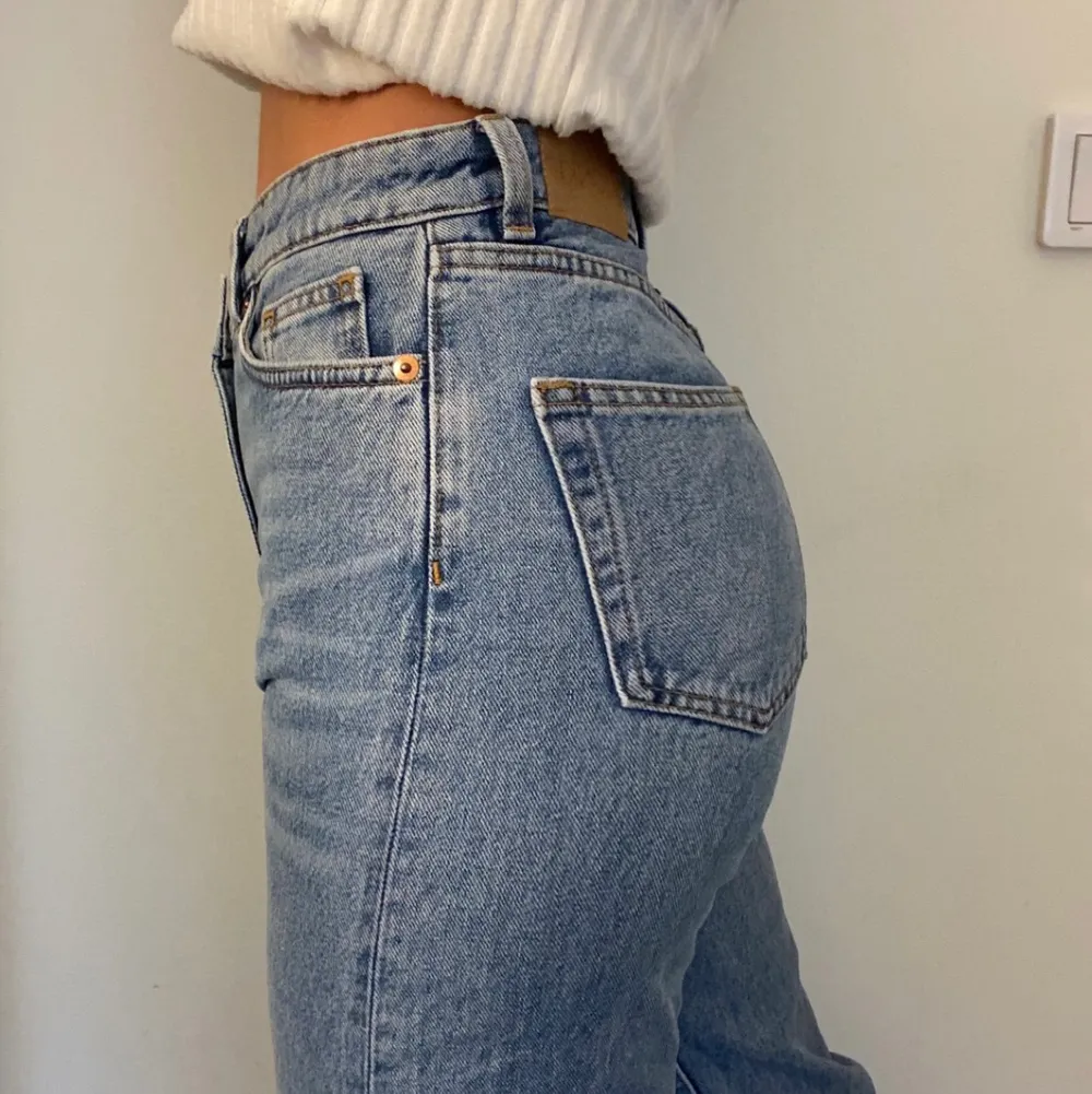 Otroligt fina blåa Monki jeans i modellen ”Yoko mid blue” som tyvärr inte passade mig i modellen. Använda i gång. Storlek 25. Pris kan diskuteras, inköpte för 400kr, använda en gång och därav priset 275. Jeans & Byxor.