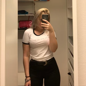 snygg vit t-shirt  - Snygg vit t-shirt med texten ”you are your own beautifull” över bröstet. Har några små fläckar, därav priset, dock inget man tänker på. Sitter snyggt på kroppen utan att vara tajt!