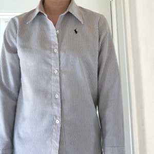 Ralph lauren skjorta  - Fin och klassisk Ralph Lauren skjorta i storlek XL (men jag har i vanliga fall S och den är som en fin lite oversize skjorta på mig, se bild) tyget är av superfin kvalitet, lite tjockare, blir inte sådär skrynkligt ☺️. Kan skickas mot betalad frakt, eller mötas upp i Sthlm. 