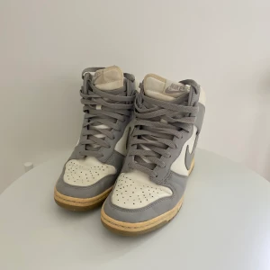 Nike dunk Sky High sneakers. - Nike dunk Sky High sneakers. Äkta. Orginalpris, ca.1500.